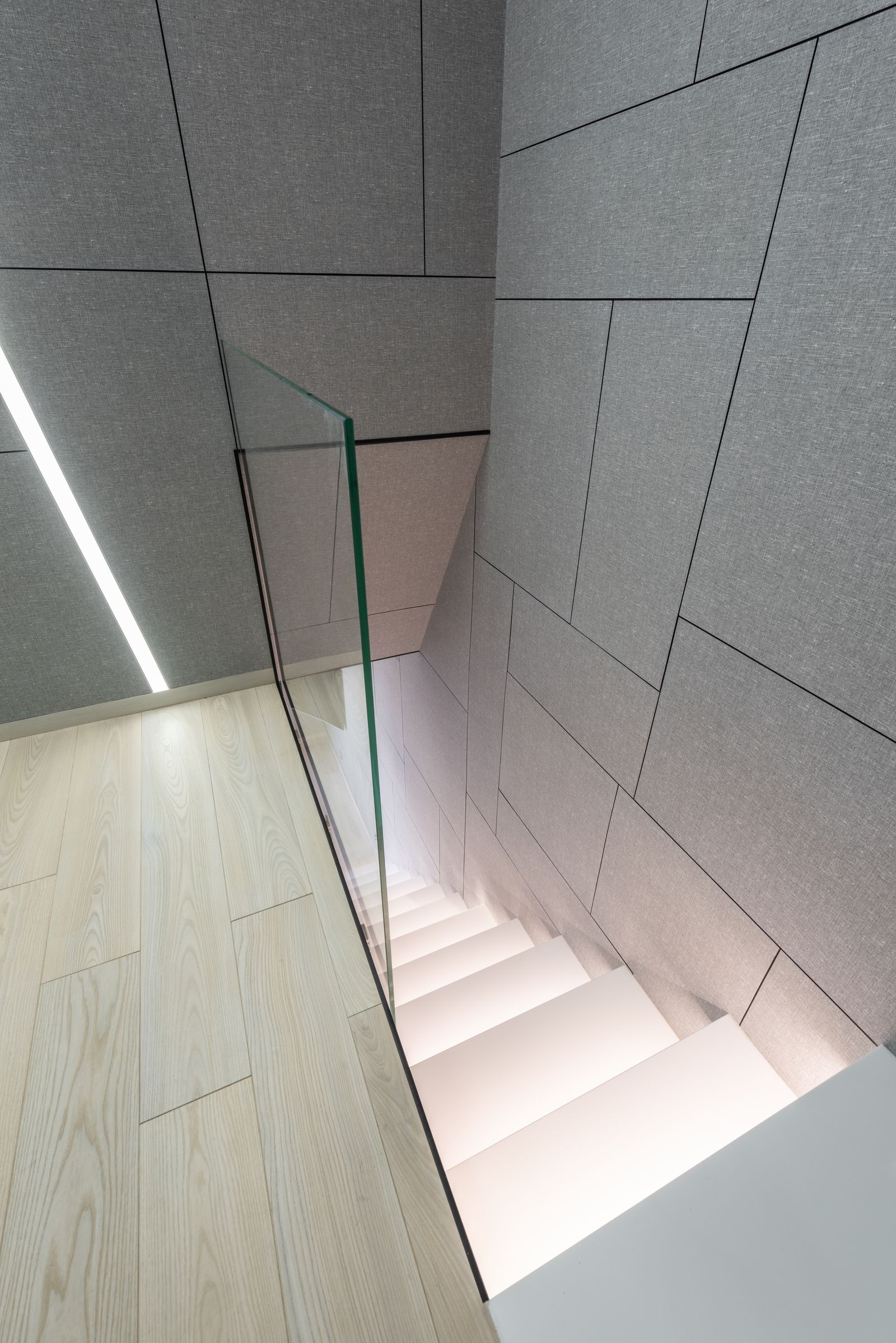 Guarda de vidro em escada de edifício moderno