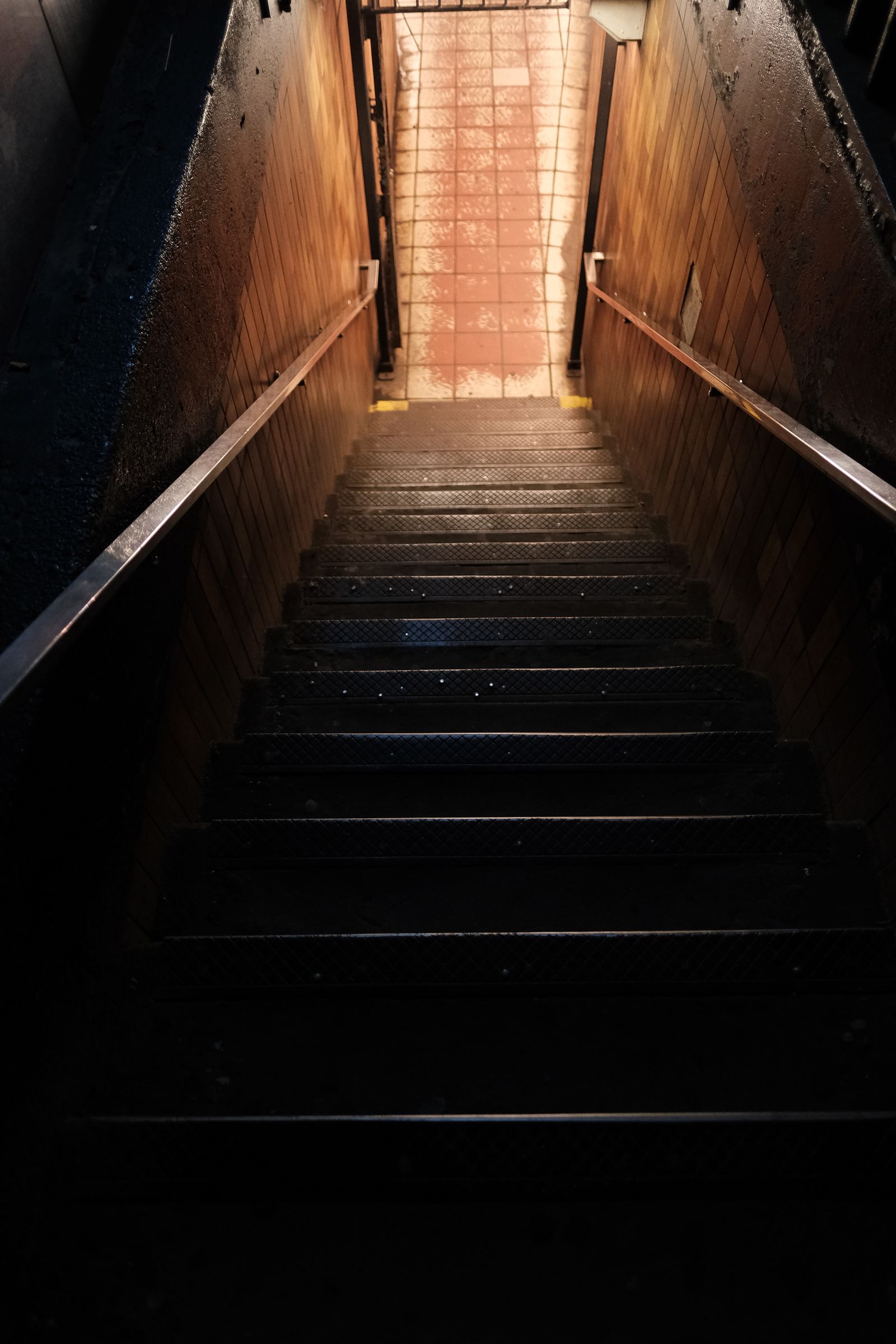 Escadaria com guardas e corrimãos metálicos